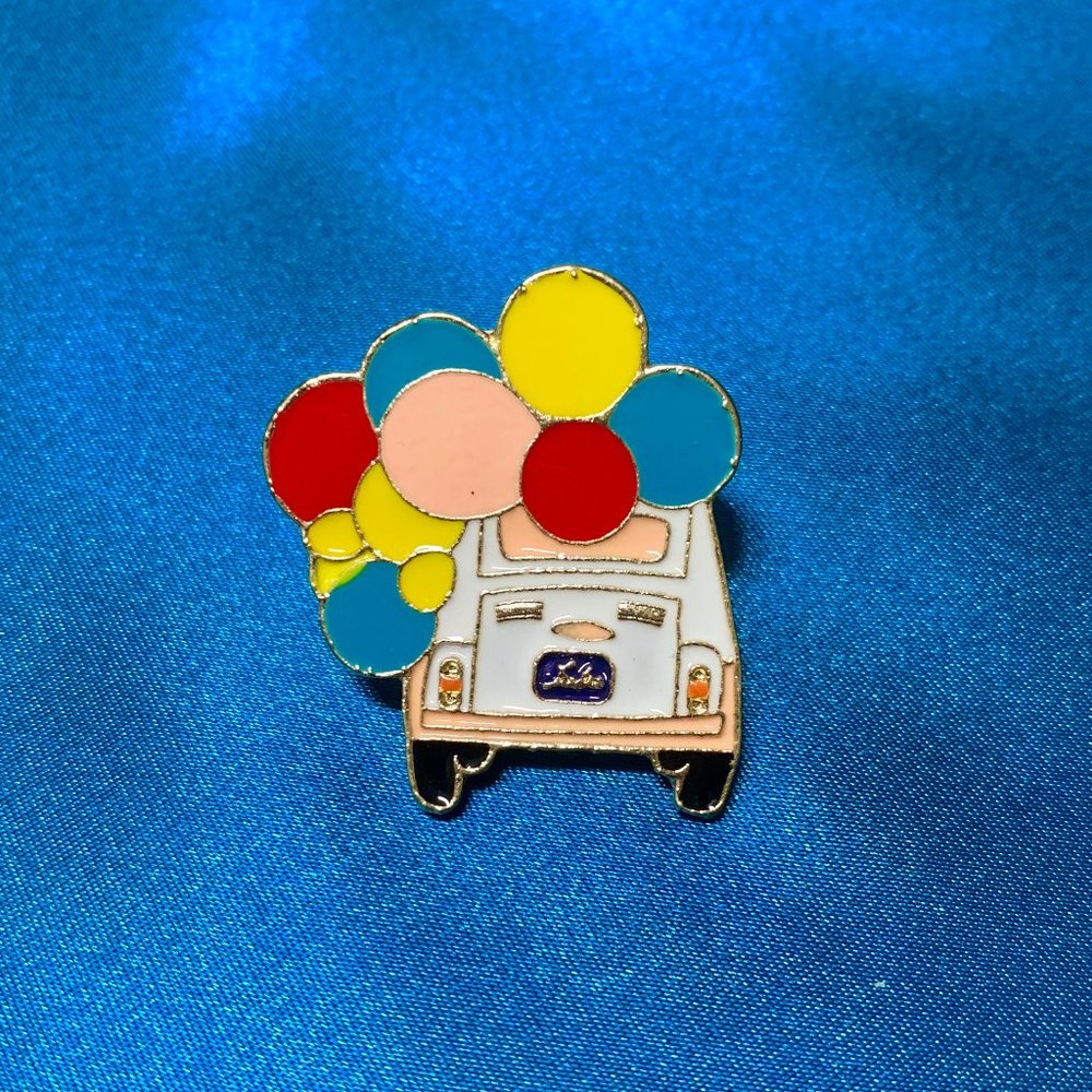 Cute pastel balloon truck pin 🎈
